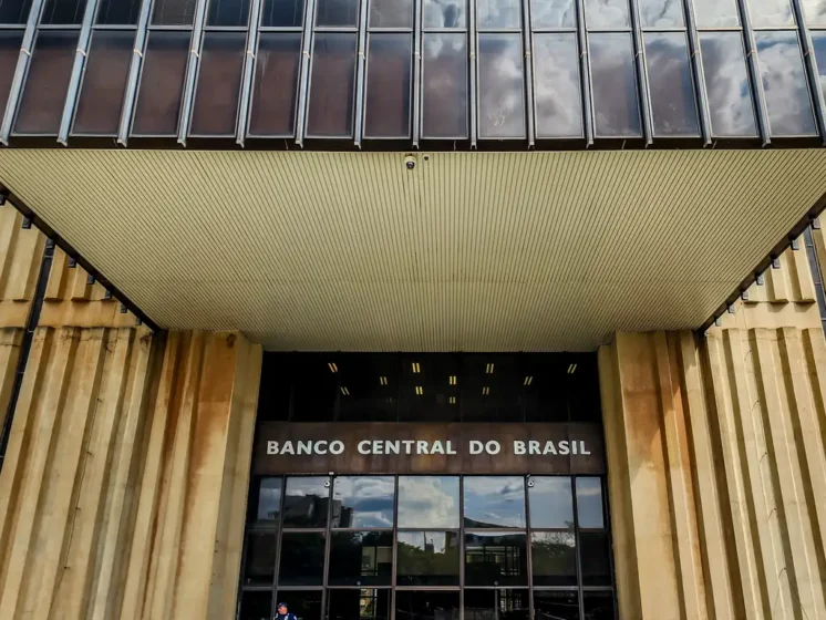 Copom: queda da Selic deve impulsionar investimentos no setor produtivo, diz ABDE  Taxa que estava em 10,75%  caiu 0,25 ponto percentual, ficando em 10,50%